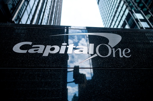 Le siège social de Capital One Bank, le 30 juillet 2019 à New York. Un pirate informatique a accédé à plus de 100 millions de demandes de cartes de crédit avec le poids lourd financier américain Capital One, a annoncé le 29 juillet 2019 l'un des plus gros vols de données jamais perpétrés contre une société de services financiers. Des agents du FBI ont arrêté Paige Thompson, 33 ans, ancienne ingénieure en logiciel d'une société de technologie de Seattle, après s'être vantée du vol de données sur le site de partage d'informations GitHub, ont annoncé les autorités. (Photo : JOHANNES EISELE/AFP/Getty Images)