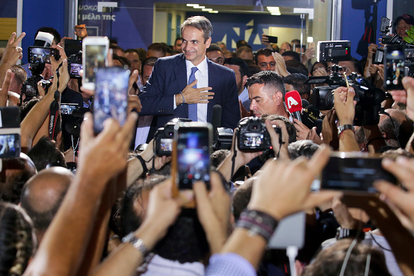 -L’opposition grecque Kyriakos Mitsotakis, chef du parti conservateur de la Nouvelle Démocratie, salue ses partisans après avoir remporté les élections législatives au siège de la Nouvelle Démocratie le 7 juillet 2019 à Athènes, en Grèce. Photo de Milos Bicanski / Getty Images.