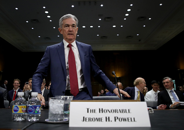 -Le président du conseil de la Réserve fédérale, Jerome Powell, arrive pour témoigner devant le Comité sénatorial des banques, du logement et des affaires urbaines, le 11 juillet 2019 à Washington, DC. Photo par Win McNamee / Getty Images.