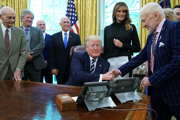 -Les astronautes d’Apollo 11,  Buzz Aldrin et Michael Collins et le fils de Neil Armstrong, Rick Armstrong se joignent au président américain Donald Trump, à la première dame Melania Trump et au vice-président Mike Pence pour commémorer le 50e anniversaire de l'atterrissage de la lune dans le bureau ovale de la Maison-Blanche le 19 juillet 2019 à Washington, DC. Le premier homme à marcher sur la lune, Neil Armstrong, est décédé en 2012. Photo de Chip Somodevilla / Getty Images.