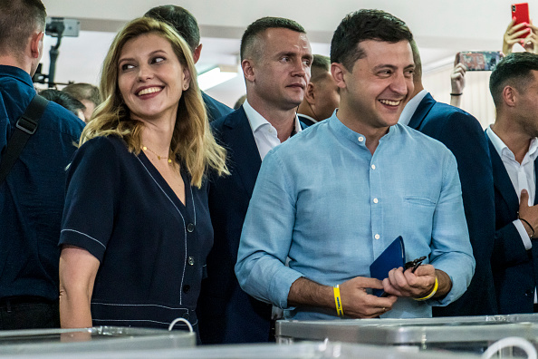 Olena Zelenska (à gauche) et son mari, le président ukrainien Volodymyr Zelensky (à droite), ont voté lors des élections législatives du 21 juillet 2019 à Kiev, en Ukraine. Zelensky a utilisé son discours inaugural il y a deux mois pour convoquer des élections anticipées. Son parti, le Serviteur du peuple, a remporté la majorité absolue des sièges à la Verkhovna Rada, le parlement ukrainien. (Photo : Brendan Hoffman/Getty Images)