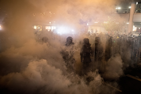 -Des manifestants se heurtent à la police après avoir pris part à un projet de loi anti-extradition le 21 juillet 2019 à Hong Kong, Chine. La directrice générale de Hong Kong, Carrie Lam, s'est excusée d'avoir présenté le projet de loi et l'a récemment déclarée "mort". Toutefois, les manifestants ont continué d'attirer de grandes foules pour demander la démission de Lam et retirer complètement le projet de loi. Photo par Chris McGrath / Getty Images.