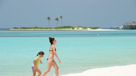 Les Maldives en Sibérie ? Un lac pollué à la couleur irréelle devient une attraction