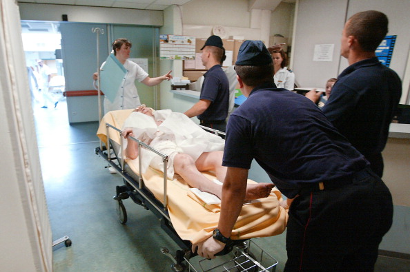 Dans toute la France, les hôpitaux sont envahis de patients âgés qui cherchent à se faire soigner pour des problèmes liés à la chaleur. (Photo :  THOMAS COEX/AFP/Getty Images)