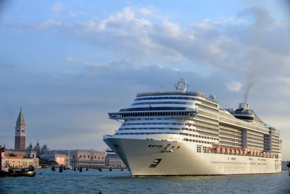 Un paquebot de croisière géant arrive devant la place Saint-Marc à Venise.  (Photo : ANDREA PATTARO/AFP/Getty Images)