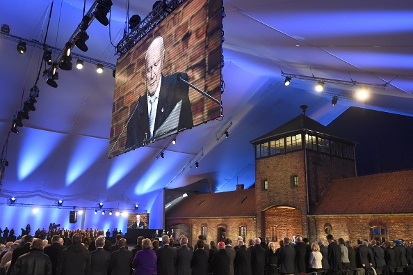 -Kazimierz Albin, survivant de l'Holocauste, d'origine polonaise, reçoit une ovation après avoir prononcé un discours devant des survivants et des personnalités dans une tente érigée devant l'entrée de l'ancien camp de concentration nazi d'Auschwitz-Birkenau lors de la cérémonie principale marquant le 70e anniversaire de la libération du camp de la mort le 27 janvier 2015 à Oswiecim, en Pologne. Photo ODD ANDERSEN / AFP / Getty Images.