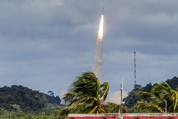 -Une fusée Vega chargée de mettre en orbite un satellite d'observation de la Terre pour le compte des Émirats arabes unis, a été de nouveau reporté en raison de la météo. Photo JODY AMIET / AFP / Getty Images.