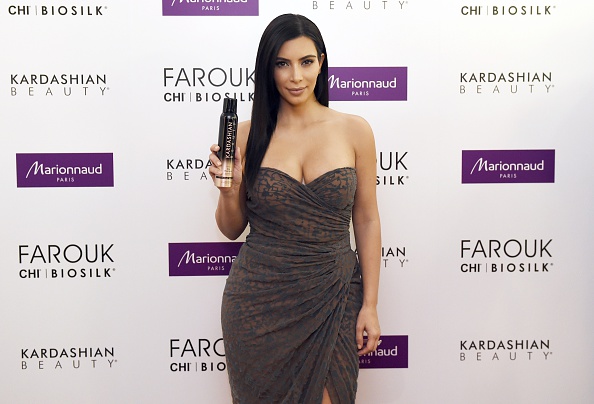 La star de télé-réalité américaine Kim Kardashian pose lors d'un photocall pour présenter sa nouvelle marque de cosmétiques à Paris le 15 avril 2015. Photo LOIC VENANCE / AFP / Getty Images.