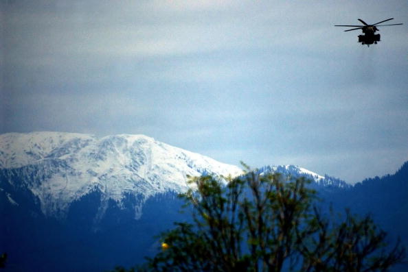 -Illustration. Un hélicoptère évacuant les victimes survole les montagnes recouvertes de neige de l'Himalaya. Photo JEWEL SAMAD / AFP / Getty Images.