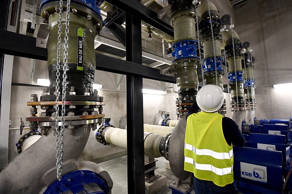 -Illustration de géothermie-. La centrale géothermique marine Thassalia, présentée comme une première en France, utilisera de l'eau pompée à une profondeur pouvant aller jusqu'à 7 mètres. Le réseau devrait à terme fournir suffisamment d’énergie pour une superficie de près de 500 000 mètres carrés de bâtiments. Photo ANNE-CHRISTINE POUJOULAT / AFP / Getty Images.