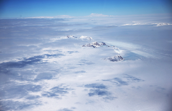 Les chercheurs ont utilisé les données d'IceBridge pour constater que la calotte glaciaire de l'Antarctique occidental pourrait connaître un déclin irréversible, contribuant directement à l'élévation du niveau de la mer. Des chercheurs de la NASA et de l’Université de Californie à Irvine (UCI) ont récemment détecté les taux de retrait des glaciers antarctiques occidentaux les plus rapides jamais observés. Les négociations des Nations Unies sur les changements climatiques commencent le 7 novembre dans la ville marocaine de Marrakech. Photo de Mario Tama / Getty Images.