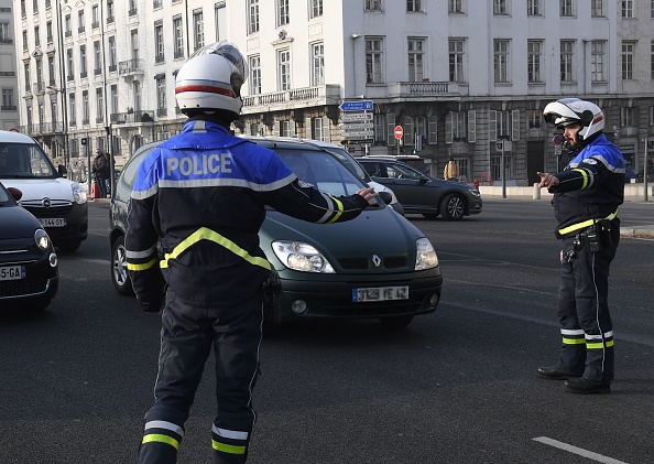 Contrôles des véhicules,  des mesures restrictives anti-pollution. (Photo :  PHILIPPE DESMAZES/AFP/Getty Images)