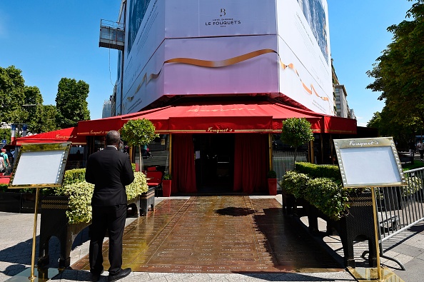 -Cette photo prise le 7 juillet 2017 sur les Champs-Élysées à Paris montre la brasserie Le Fouquet's en cours de rénovation. Photo BERTRAND GUAY / AFP / Getty Images.