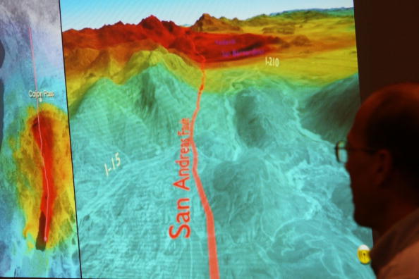 -Les scientifiques pensent qu’en moyenne tous les 150 ans, un tremblement de terre majeur se produit au sud des montagnes de San Gabriel. Le dernier était il y a au moins 300 ans. Photo de David McNew / Getty Images.