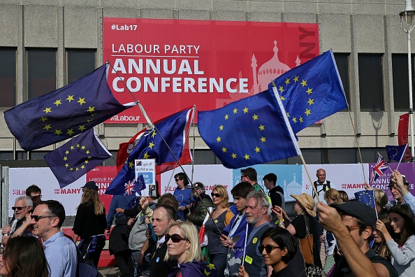 -L'opposition britannique revitalisée par le parti travailliste inaugure aujourd'hui sa conférence annuelle. Le chef Jeremy Corbyn doit présenter le programme de son parti. M. Corbyn estime qu'"aucun résultat sur le Brexit" ne permettra "de sauvegarder les droits et le niveau de vie des Britanniques ». Photo DANIEL LEAL-OLIVAS / AFP / Getty Images.