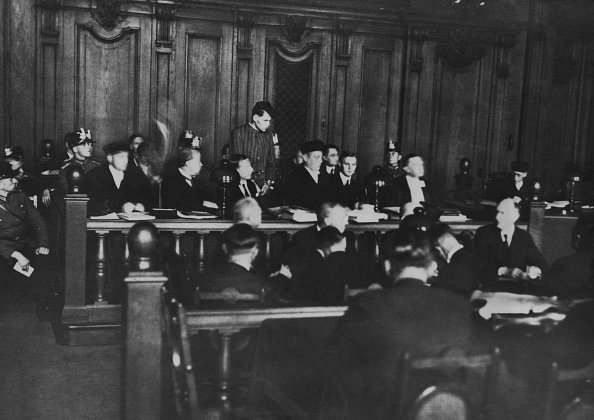 -Le communiste néerlandais Marinus van der Lubbe (1909-1934) sur le banc des accusés lors du procès du Reichstag, du procès de Leipzig à Leipzig, en Allemagne, en 1933. Il est reconnu coupable et exécuté en 1934. Photo de Keystone / Hulton Archive / Getty Images.