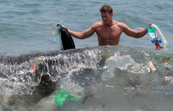 -Illustration- Un groupe de défenseurs de l'environnement et de scientifiques devrait s'embarquer dans un coin obscur de l'océan Pacifique pour explorer un vaste tourbillon de déchets appelé « vortex de plastique ». Selon certains scientifiques, est deux fois plus grand que le Texas. Photo MIKE CLARKE / AFP / Getty Images.