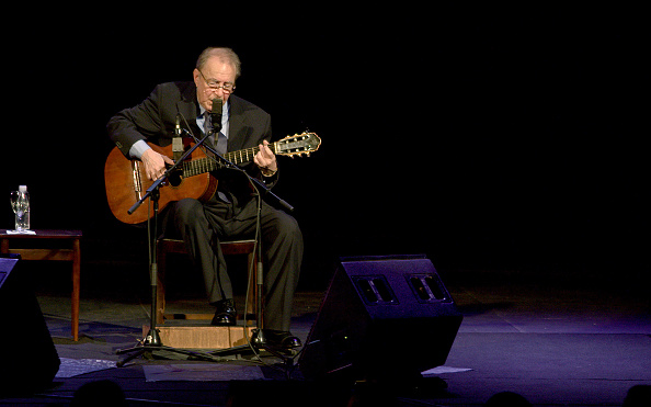 Joao Gilberto, ici âgé de 77 ans, au Théâtre Municipal de Rio de Janeiro le 24 août 2008 pour célébrer les 50 de la Bossa Nova.  (ARI VERSIANI/AFP/Getty Images)