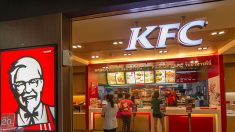 Elle contracte un parasite intestinal et d’autres infections après un repas au KFC et poursuit l’enseigne