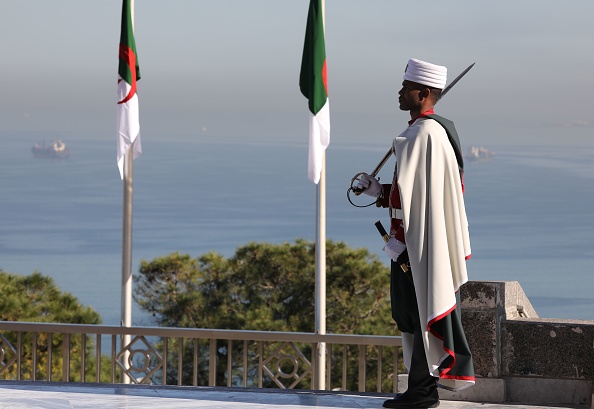 Un soldat de la garde républicaine algérienne photographié à Alger le 6 décembre 2017. Photo d’illustration. Crédit : LUDOVIC MARIN/AFP/Getty Images.