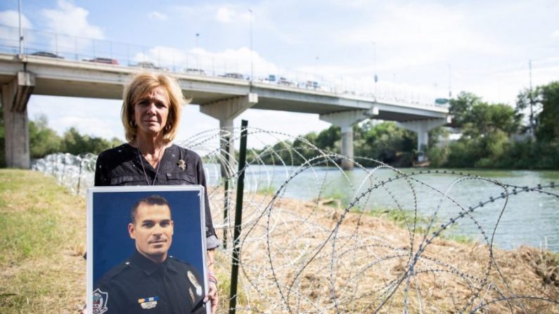 Mary Ann Mendoza, près du Rio Grande, fleuve séparant les États Unis du Mexique, le 5 novembre 2018. (Samira Bouaou/The Epoch Times)