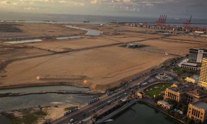 Construit sur des terres récupérées dans l'océan Indien et financé par un investissement chinois de 1,4 milliard de dollars, le projet de la ville portuaire de Colombo, au Sri Lanka, se projette dans l’océan, le 20 novembre 2018. (Paula Bronstein/Getty Images)