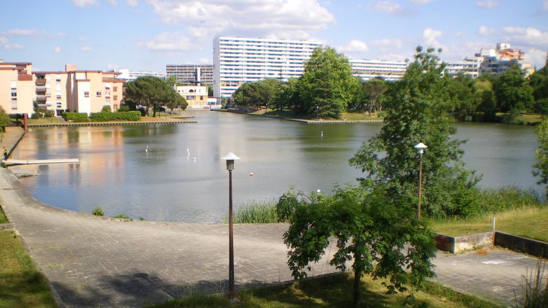 Vue du lac de La Reneyrie, à Toulouse. Crédit : Wikimedia Commons. 