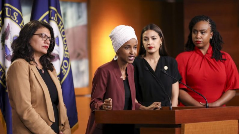 (de G à D) Rashida Tlaib (D-Mich.), Ilhan Omar (D-Minn.), Alexandria Ocasio-Cortez (D.N.Y.) et Ayanna Pressley (D-Mass.) s’expriment lors d'une conférence de presse au Capitole le 15 juillet 2019. (Holly Kellum/NTD)