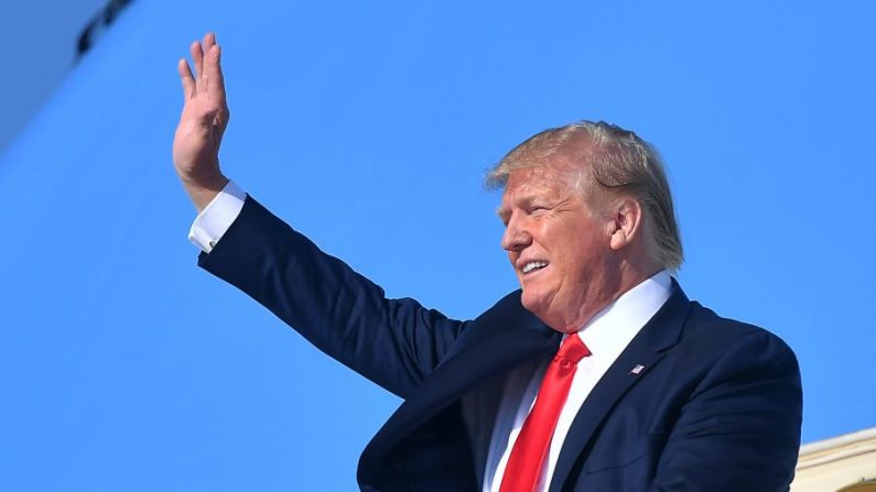 Le président Donald Trump salue Air Force One à son arrivée à l'aéroport international de Cleveland Hopkins à Cleveland, Ohio, le 12 juillet 2019. (Mandel Ngan/AFP/Getty Images) 