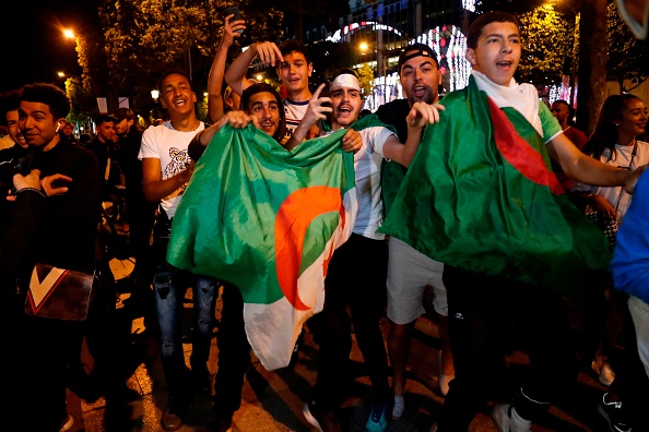 Des supporteurs des Fennecs sur les Champs-Élysées le 14 juillet 2019. Crédit : ZAKARIA ABDELKAFI/AFP/Getty Images.