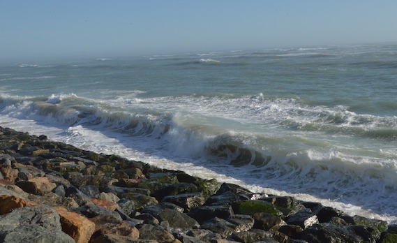 Face à la mer, Myriam dort dans sa voiture. (Photo d'illustration : Pixabay)