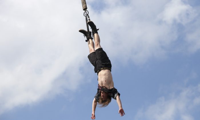 
Un saut à l'élastique à Kostrzyn, en Pologne, le 4 août 2017. (Omer Messinger/Getty Images)