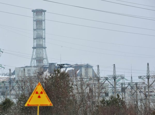 Vue générale du sarcophage sur le 4e bloc détruit de la centrale nucléaire de Tchernobyl, prise le 24 février 2011. (Sergei Supinsky/AFP/Getty Images)