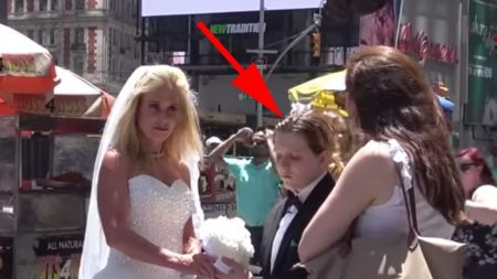 Une nouvelle mariée de 50 ans pose avec son «époux», qui n’est qu’un enfant – une passante la traite de «dégoûtante»