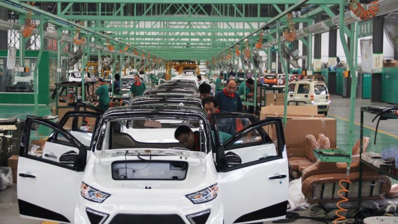 Des travailleurs assemblent des voitures à Zouping, dans le Shandong, le 16 septembre 2014. (AFP/AFP/Getty Images)