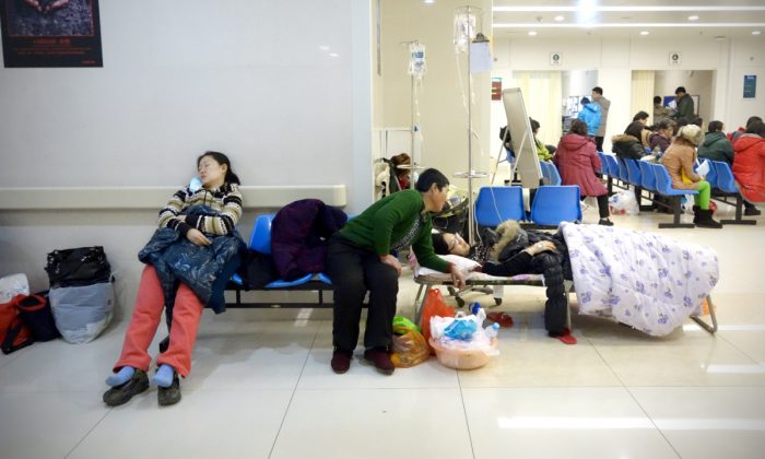 
Des gens qui attendent dans un hôpital en Chine. (Wang Zhao/AFP/Getty Images)