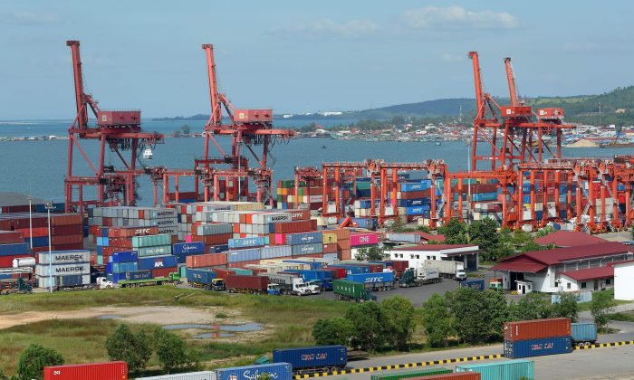 Le port de Sihanoukville au Cambodge qui fait partie du projet de la « nouvelle route de la soie » du régime chinois. Ce gigantesque projet d’investissement dans l’infrastructure, permettant à la Chine de se relier aux marchés d’Asie, d’Afrique, d’Europe et d’Amérique latine, a fait l'objet de critiques. (Tang Chhin Sothy/AFP/Getty Images)