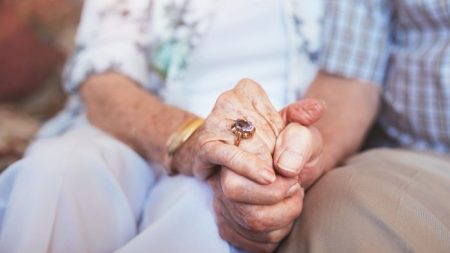 Un homme de 100 ans meurt 28 heures après sa femme, devinez quelles dernières paroles il lui a murmurées