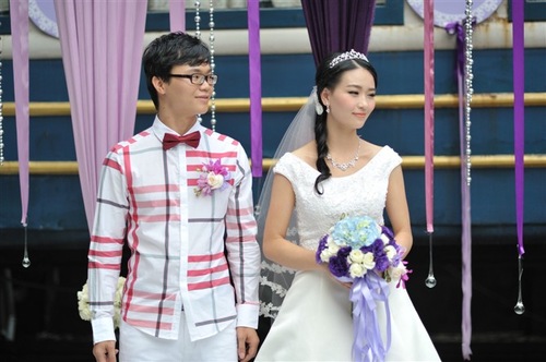 He Wenting (R) et Huang Guangyu le jour de leur mariage en 2012. (Minghui.org)