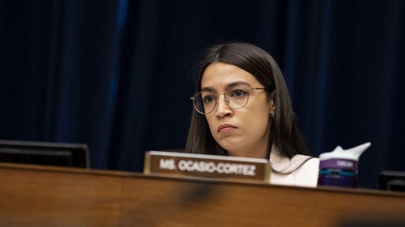 Alexandria Ocasio-Cortez, membre du Congrès américain, écoute une audience de la sous-commission des droits civils et des libertés civiles à la Chambre des représentants à Washington le 15 mai 2019. (Anna Moneymaker/Getty Images)