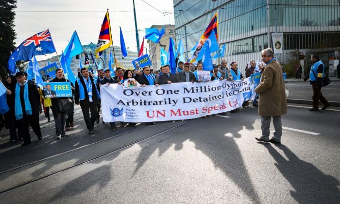 Des Ouïghours et des Tibétains manifestent contre la Chine devant les bureaux des Nations unies à Genève le 6 novembre 2018. (Fabrice Coffrini / AFP / Getty Images)