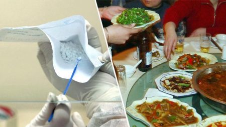 Après être sortie dehors au cours d’un dîner, une femme revient à table et trouve une mystérieuse poudre blanche sur ses aliments