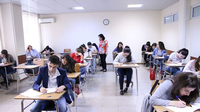 Examen dans un lycée britannique (Wikimedia Commons)