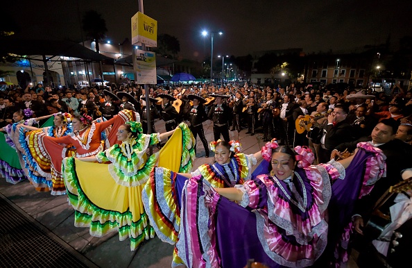 -Illustration- 882 danseurs, provenant pour la plupart d'écoles de danse folklorique, se sont réunis place de la Libération dans le centre de Guadalajara, capitale de l'Etat de Jalisco. Photo par ALFREDO ESTRELLA / AFP / Getty Images.