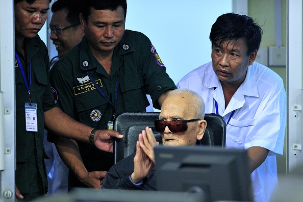 -Nuon Chea, en 2014 a été condamné à la prison à perpétuité pour "crimes contre l’humanité", dans leur rôle d’avoir fait régné la terreur entre 1975-1979, a déclaré un tribunal chargé des crimes de guerre soutenu par l'ONU le 16 novembre dans une décision historique. Photo de Mark Peters / AFP / Getty Images.