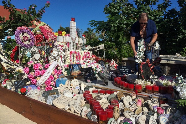 Tombe de l'icône du rock français Johnny Hallyday, au cimetière de Lorient à Saint Barthélemy.  (Photo : VALENTINE AUTRUFFE/AFP/Getty Images)