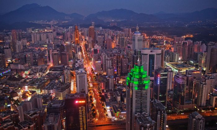 La vue sur Shenzhen, le 28 novembre 2010. Le bâtiment illuminé par des feux verts est Shenzhen World Financial Center. (Daniel Berehulak/Getty Images)