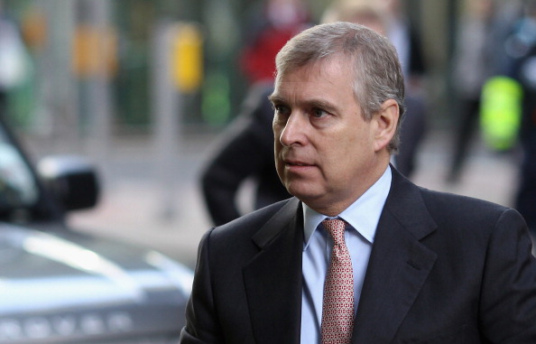 -Le prince Andrew subit une pression croissante après une série de révélations préjudiciables à son sujet, notamment des critiques sur son amitié avec le délinquant sexuel condamné, Jeffrey Epstein, un financier américain. Photo de Dan Kitwood / Getty Images.