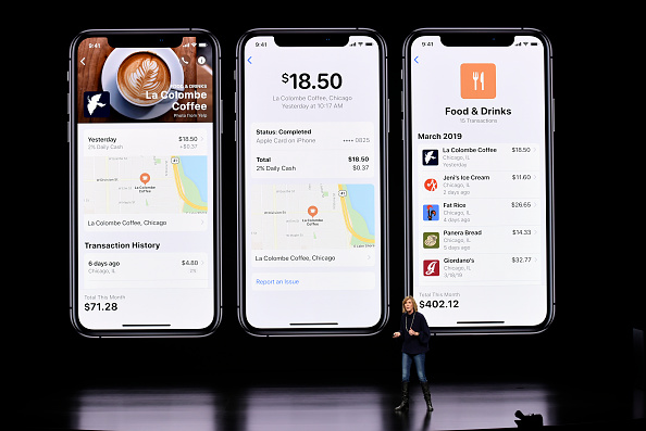 Jennifer Bailey, vice-présidente d'Apple Pay, prend la parole lors d'un événement de lancement de produit Apple le 25 mars 2019 à Cupertino en Californie. Apple a annoncé le lancement de son nouveau service de streaming vidéo, un niveau d'abonnement premium à son application News et annoncé la sortie de sa propre carte de crédit, appelée Apple Card. (Photo : Michael Short/Getty Images)