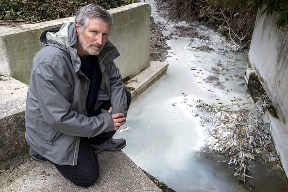  Guy Auge, président d'une association de défense des habitants de Salsigne qui abritait autrefois la plus grande mine d'or d'Europe et la plus grande mine d'arsenic au monde.     (Photo : ERIC CABANIS/AFP/Getty Images)